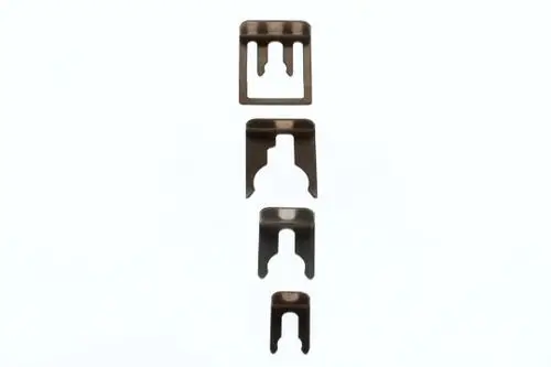Bosch Clips in verschiedenen Größen, angeordnet von größer nach kleiner. Die Clips haben eine metallische Oberfläche und sind zur Befestigung geeignet.